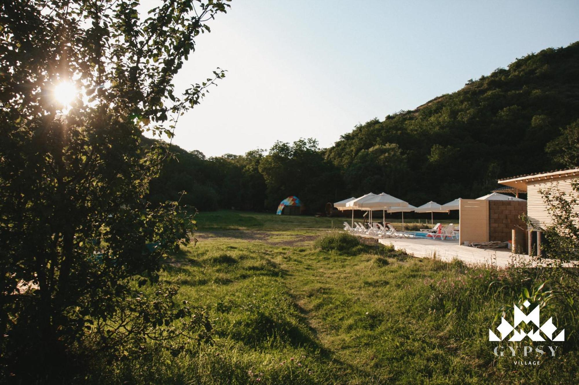 Gipsy Village Park Hotel Asureti Bagian luar foto