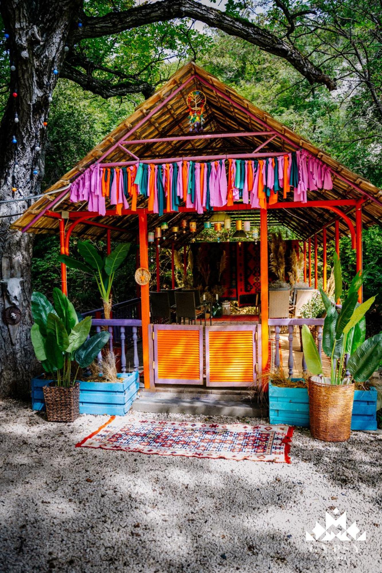 Gipsy Village Park Hotel Asureti Bagian luar foto