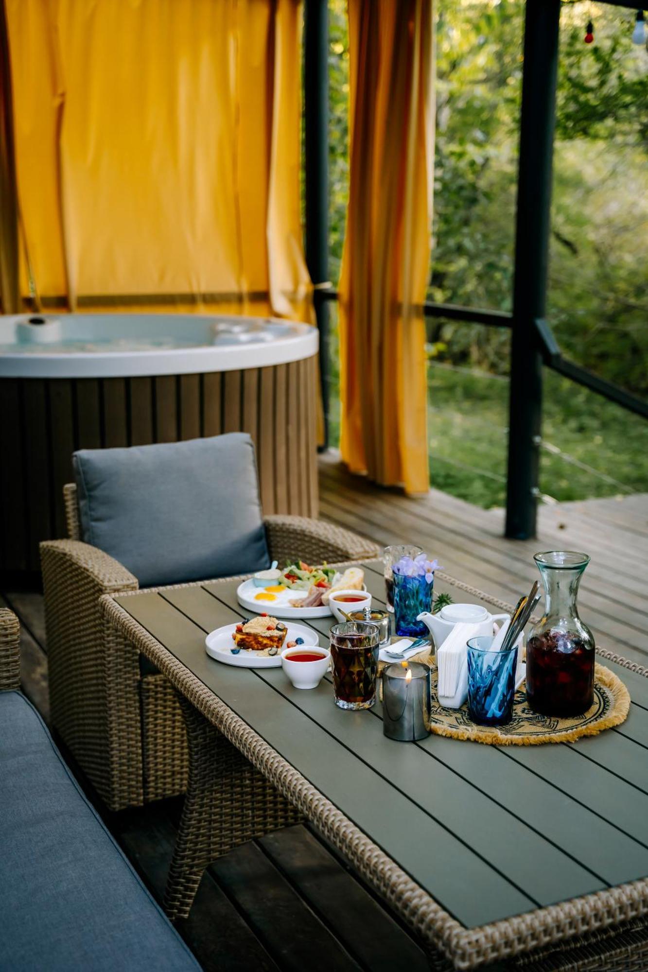 Gipsy Village Park Hotel Asureti Bagian luar foto