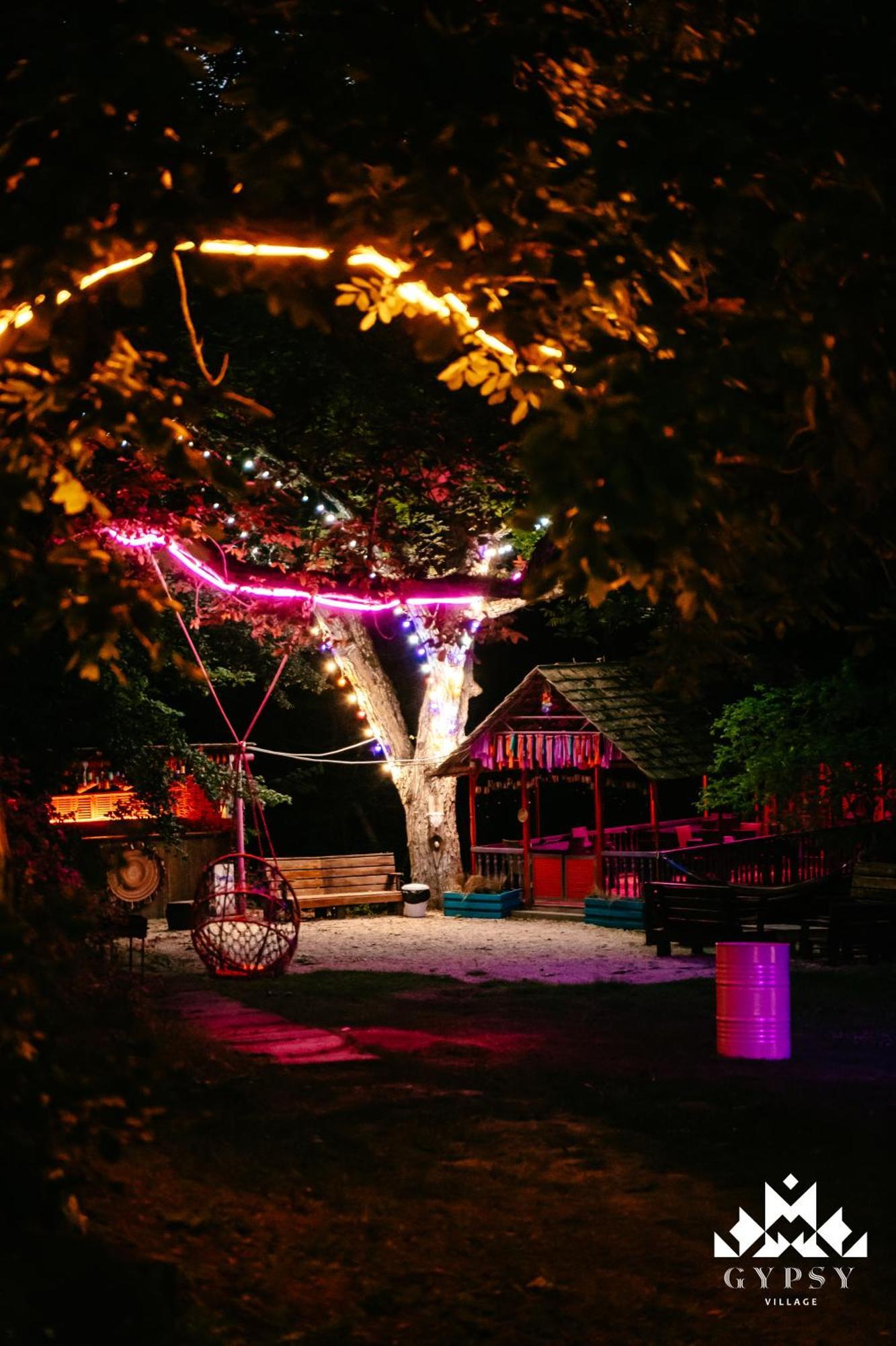 Gipsy Village Park Hotel Asureti Bagian luar foto